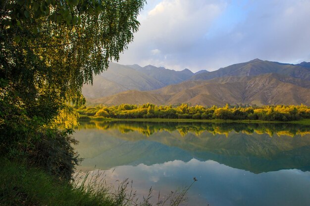 See in den Bergen Schöne Natur Reflexion von Wolken und Bergen im blauen Wasser Kirgisistan See IssykKul