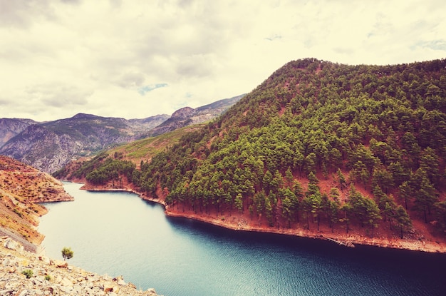 See in der Türkei. Schöne Berglandschaften.