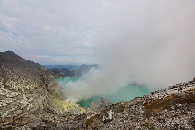 See in einem Krater des Vulkans Ijen, Java, Indonesien