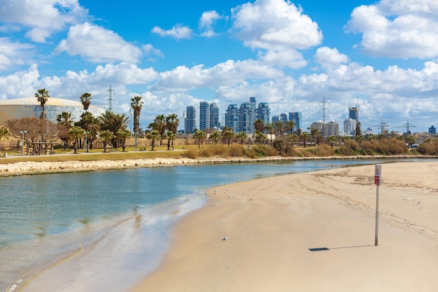 See in einem ruhigen und schönen Stadterholungspark in Israel