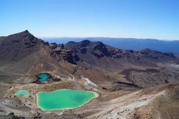 See inmitten von Bergen gegen klaren blauen Himmel