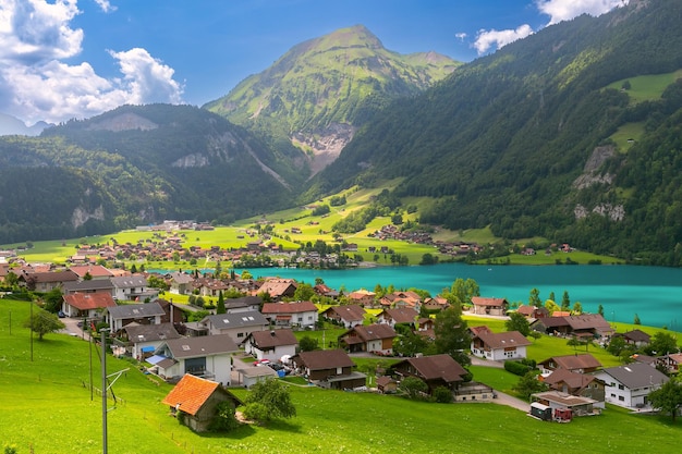 See Lungernsee und Schweizer Dorf Lungern Kanton Obwalden Schweiz