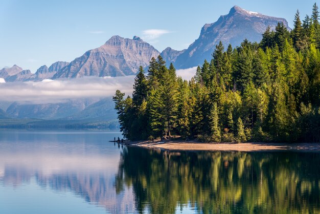 SEE MCDONALD, MONTANA/USA - 20. SEPTEMBER: Blick auf Lake McDonald in Montana am 20. September 2013. Nicht identifizierte Personen.