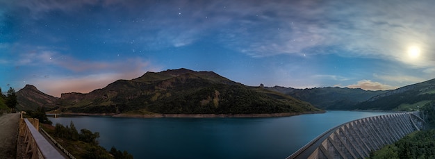 See mit bergen während der blauen stunde in den französischen alpen