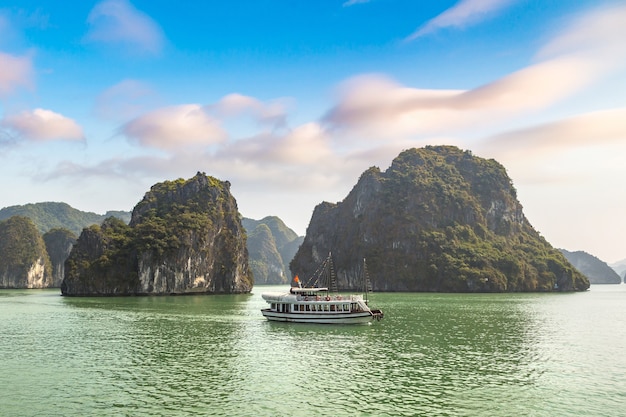 See mit großen Bergen, einem Boot und blauem Himmel mit Wolken in Thailand