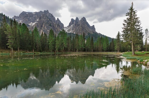 See mit Reflexion am Fuße der Dolomiten