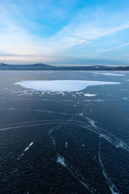 See mit Schnee und gebrochenem vertikalem Rahmen der Leute