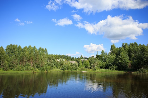 See reflektierender himmel mit wolken