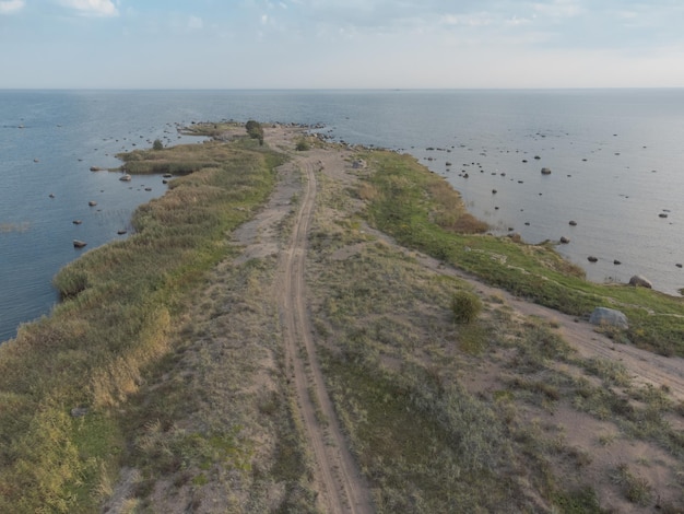 Foto see-spitze luftansicht schmutzstraße entlang der spitze