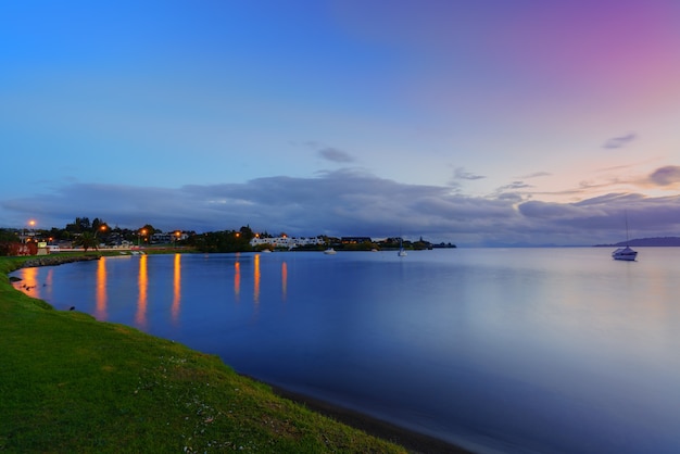 See Taupo in der Abenddämmerung, Nordinsel von Neuseeland