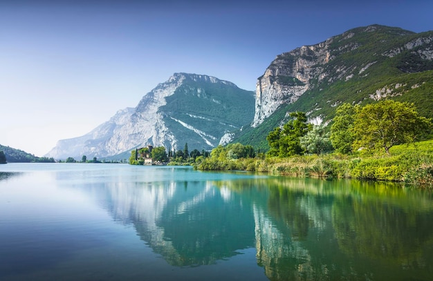 See Toblino Castel Toblino und die Reflexion des Berges Madruzzo Trento Italien