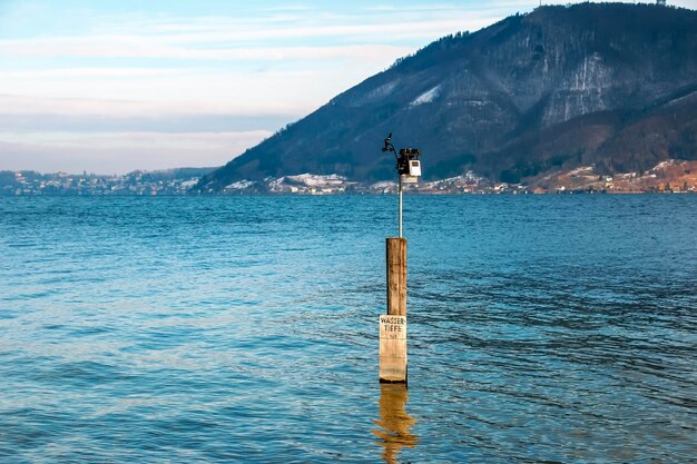 See Traunsee Österreich 01142024 Kleine Wetterstation mit Becher-Anemometer und Wetterwinde.