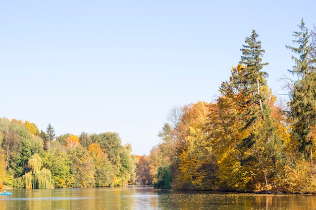 See und Bäume im Herbstpark