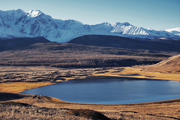 See und Berge. Landschaft des Altai. Dzhangyzkel-See, Altai.