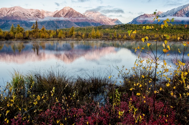 Foto see- und berglandschaft