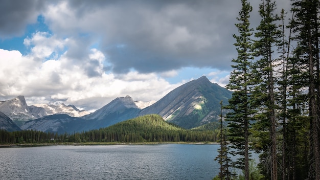 See- und Bergszene am Upper Kananaskis Lake Trail, Alberta, Kanada