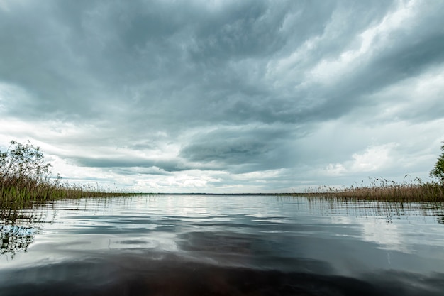 See und dunkle Wolken, schöne Landschaft.