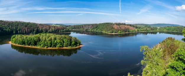 Foto see und insel mit bäumen wasserreservoir sec tschechische republik europa