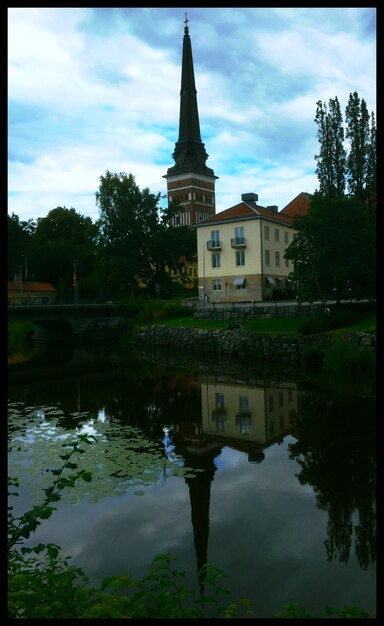 See und Kathedrale gegen den Himmel