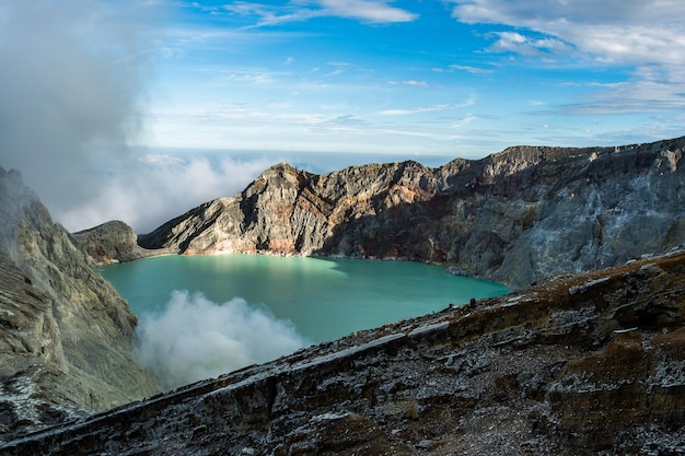 See und Schwefelmine bei Khawa Ijen Volcano Crater Java Island Indonesien