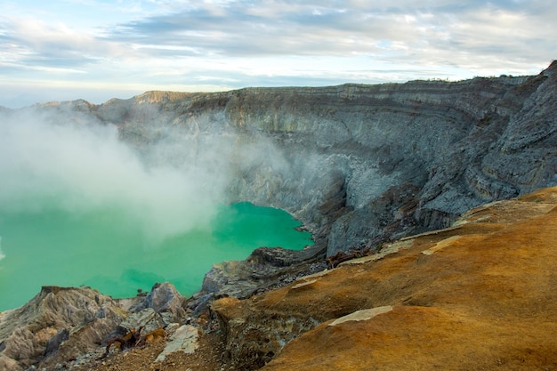 See und Schwefelmine bei Khawa Ijen Volcano Crater Java Island Indonesien