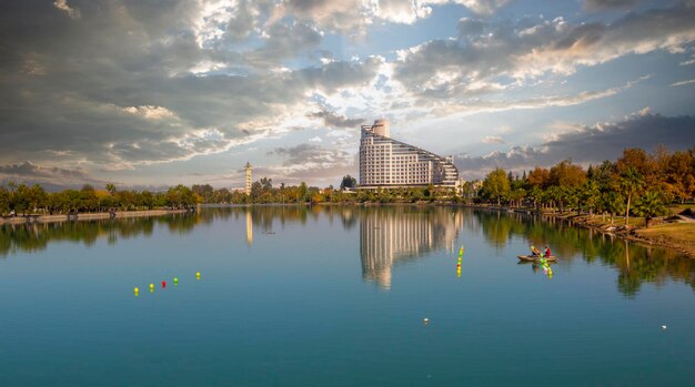 See und Stadtpark der Adana Sabanc-Zentralmoschee