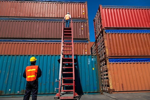 See- und Transportversicherungskonzept. Foreman Control Beladung von Containern im Versandhafen. Geschäftslogistisches Import- und Exportkonzept.