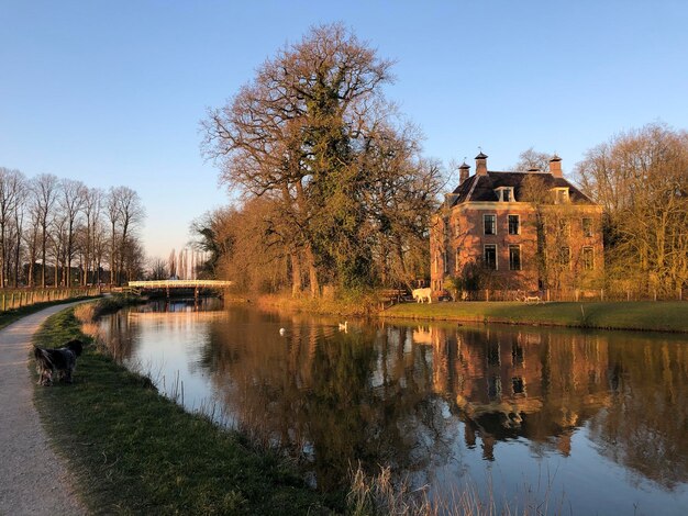 Foto see von bäumen und gebäuden gegen den himmel