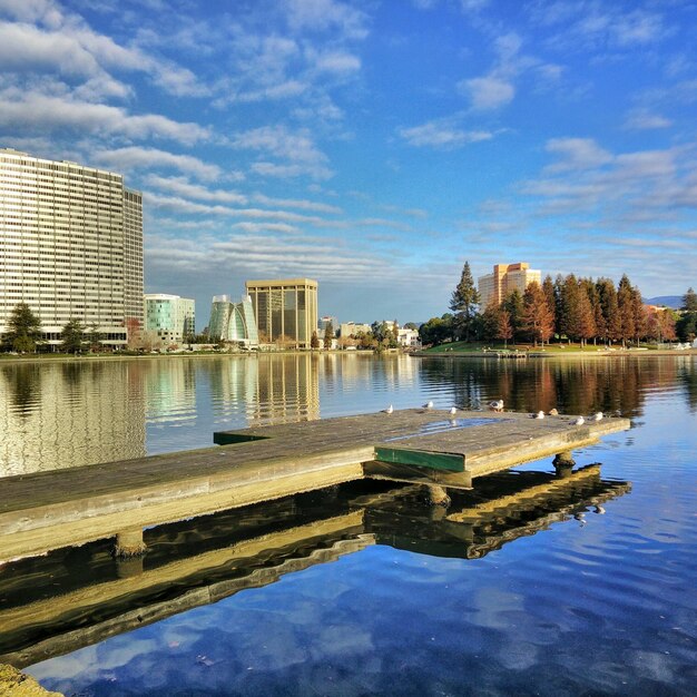 Foto see von gebäuden gegen den blauen himmel