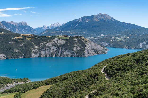See von SerrePoncon im Sommer umgeben von wunderschöner alpiner Landschaft HautesAlpes Frankreich