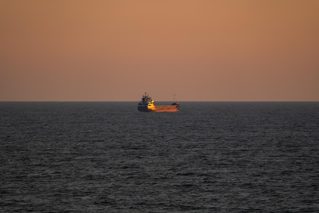 Seeansicht eines einsamen Tankers in der Ostsee in der Nähe der Küste Estlands bei Sonnenuntergang