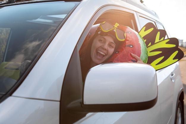 Seeautoreise lächelnde Fahrerin im Auto voller Urlaubssachen