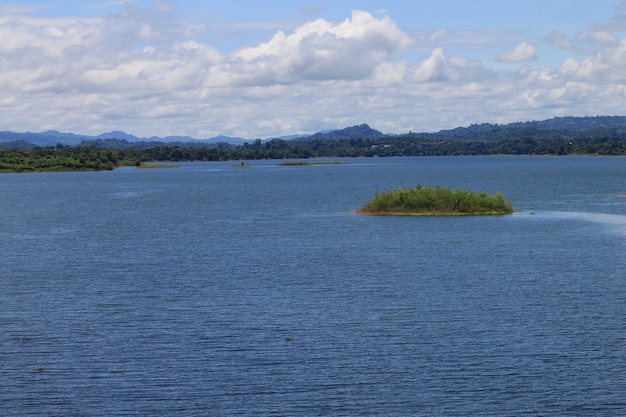 Seeblick auf das blaue Wasser in Kaptai, Rangamati, Bangladesh.Nature of Beauty.