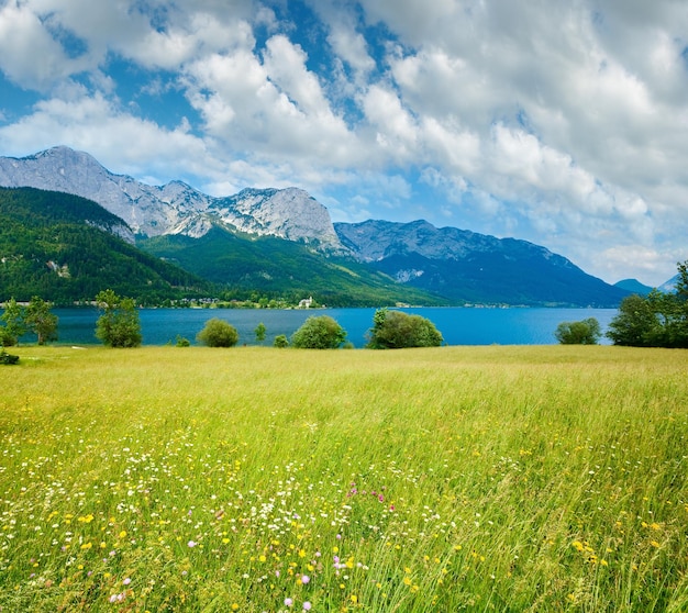 Seeblick im Alpensommer