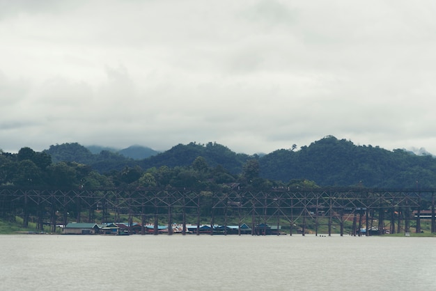 Seeblick mit einem Boot in Kanchanaburi, Thailand.