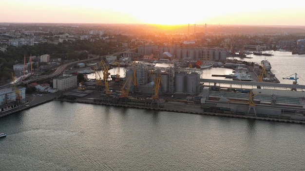 Seehafen mit Turmkränen und Kornterminals am Abend bei Sonnenuntergang