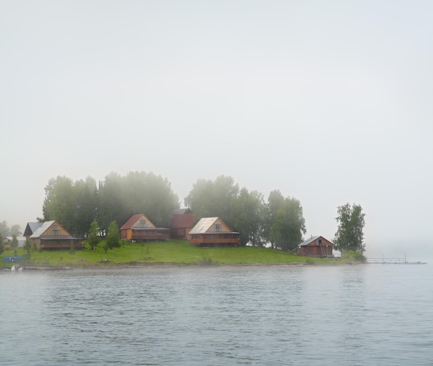 Seeinsel im Nebel