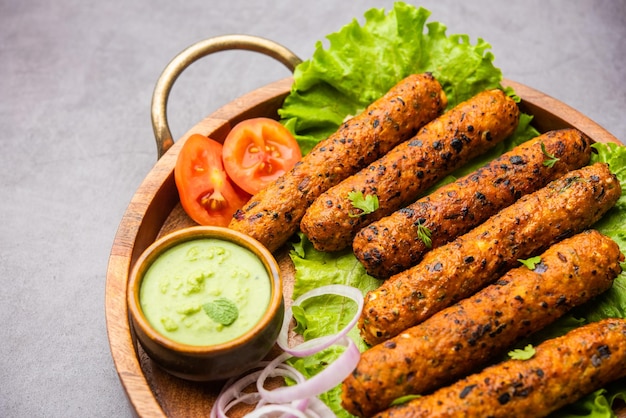 Seekh kabab feito com frango picado ou keema de carneiro, servido com chutney verde e salada