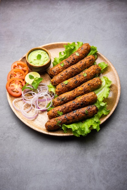 Seekh Kabab hecho con pollo picado o keema de cordero, servido con chutney verde y ensalada