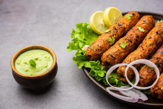 Seekh Kabab hecho con pollo picado o keema de cordero, servido con chutney verde y ensalada