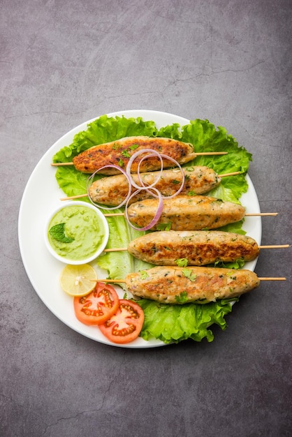 Seekh Kabab hecho con pollo picado o keema de cordero, servido con chutney verde y ensalada