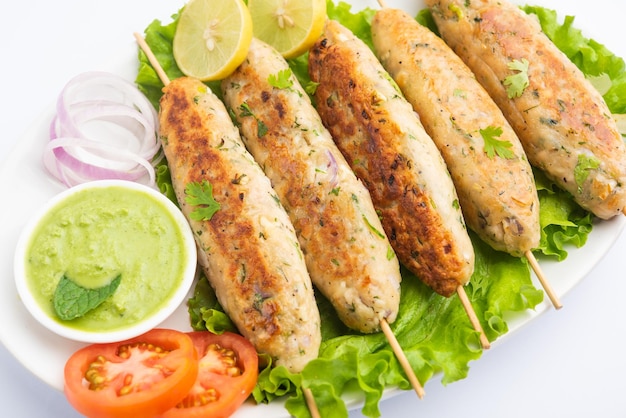 Seekh Kabab hecho con pollo picado o keema de cordero, servido con chutney verde y ensalada