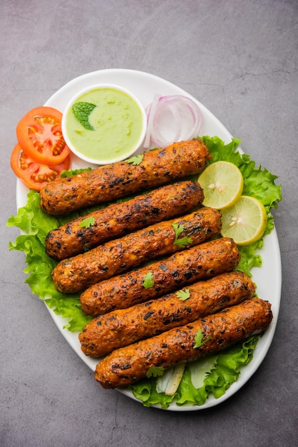 Seekh Kabab hecho con pollo picado o keema de cordero, servido con chutney verde y ensalada