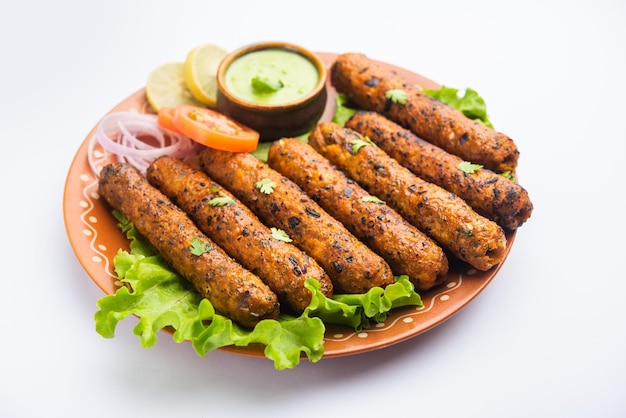 Seekh Kabab hecho con pollo picado o keema de cordero, servido con chutney verde y ensalada