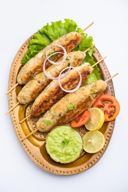 Seekh Kabab hecho con pollo picado o keema de cordero, servido con chutney verde y ensalada