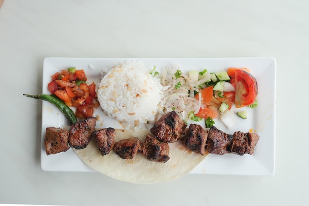 Seekh Kabab Naan Brot und Soße auf einem Teller