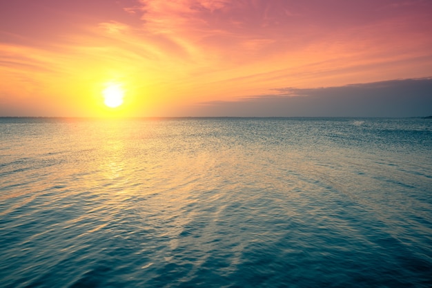 Seelandschaft am Abend. Sonnenuntergang über dem Meer