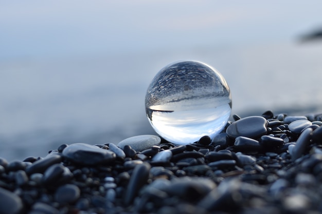 Seelandschaft durch die Augen der Lensball-Fotokugel