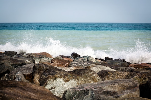 Seelandschaft, Felsen, Meer und blauer Himmel