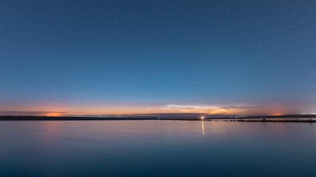 Seelandschaft in der Abenddämmerung